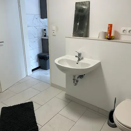 아파트 Neu Renoviertes Haus Mit Grosser Terrasse Und Garten